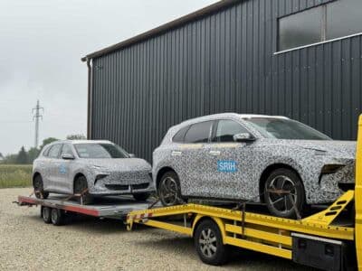 Zwei Erlkönige auf zwei Hängern transportieren